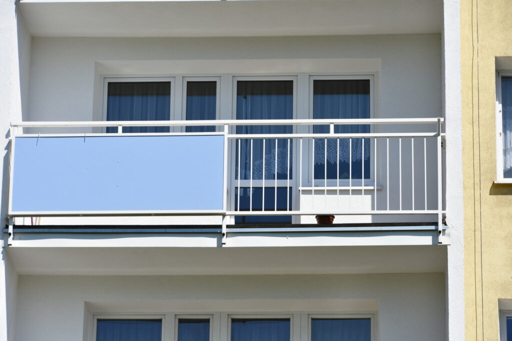 balustrada balkonowa w wieżowcu