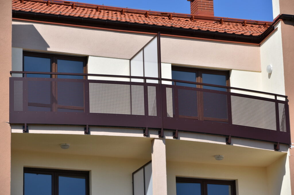malowana proszkowo balustrada balkonowa loggia