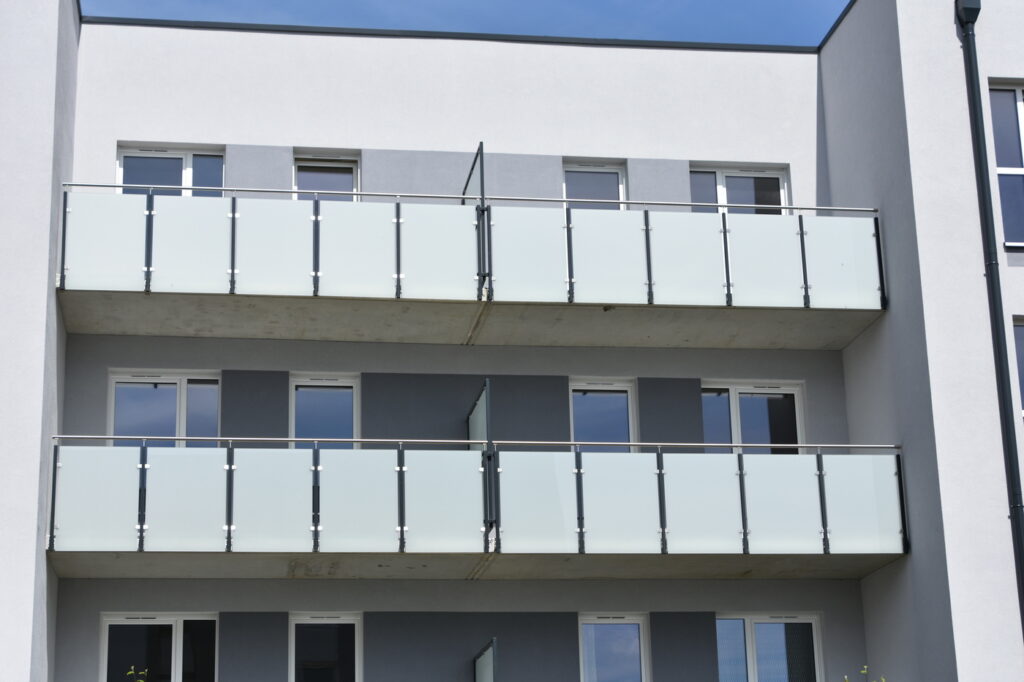 balkony ze szklanymi barierkami