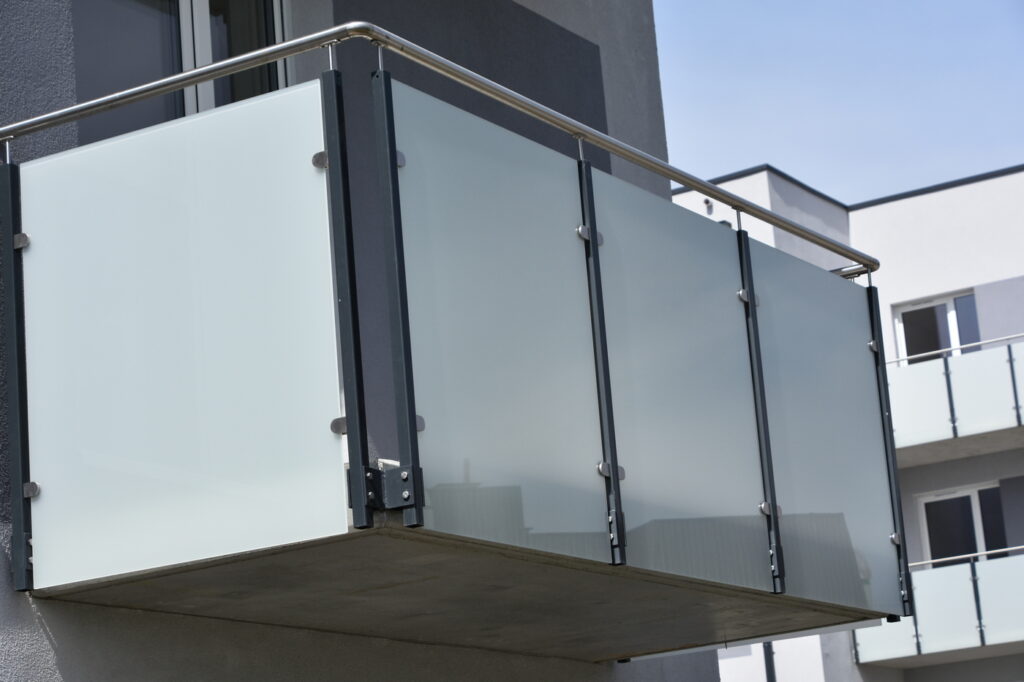 balustrada balkonowa z paneli szklanych